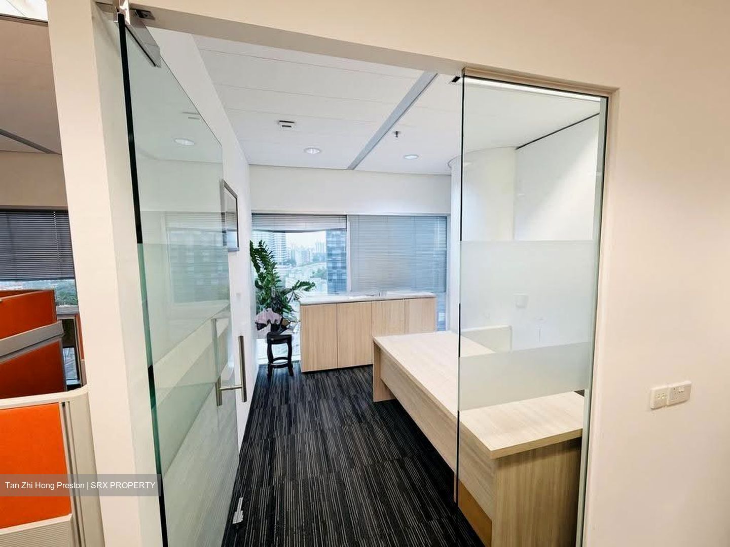 Gateway East (D7), Office #627359961